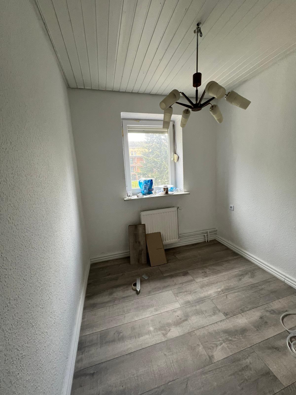 Weiteres Zimmer mit Fenster und frisch renovierten Wänden