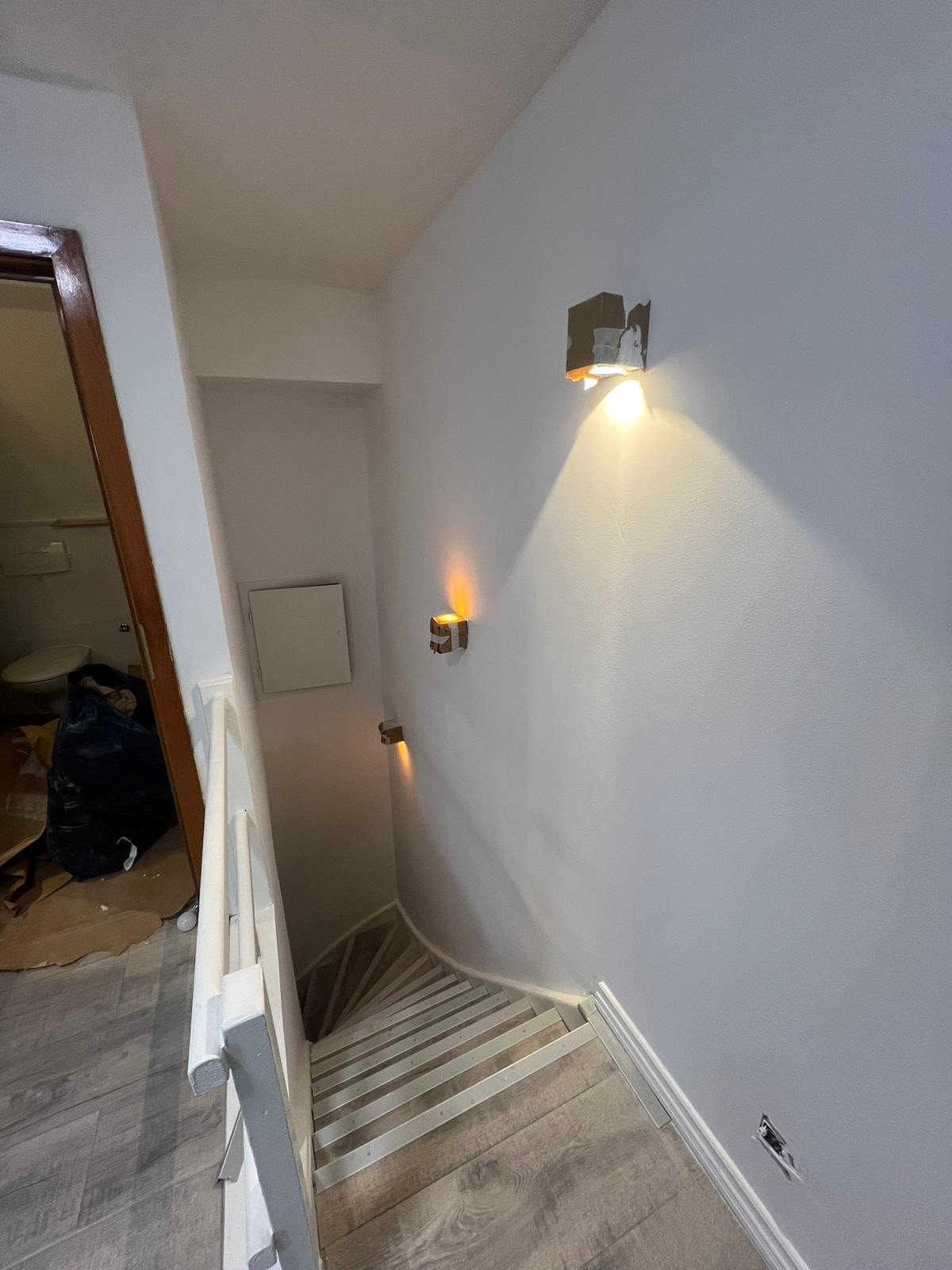Treppenhaus mit indirekter Beleuchtung im Obergeschoss