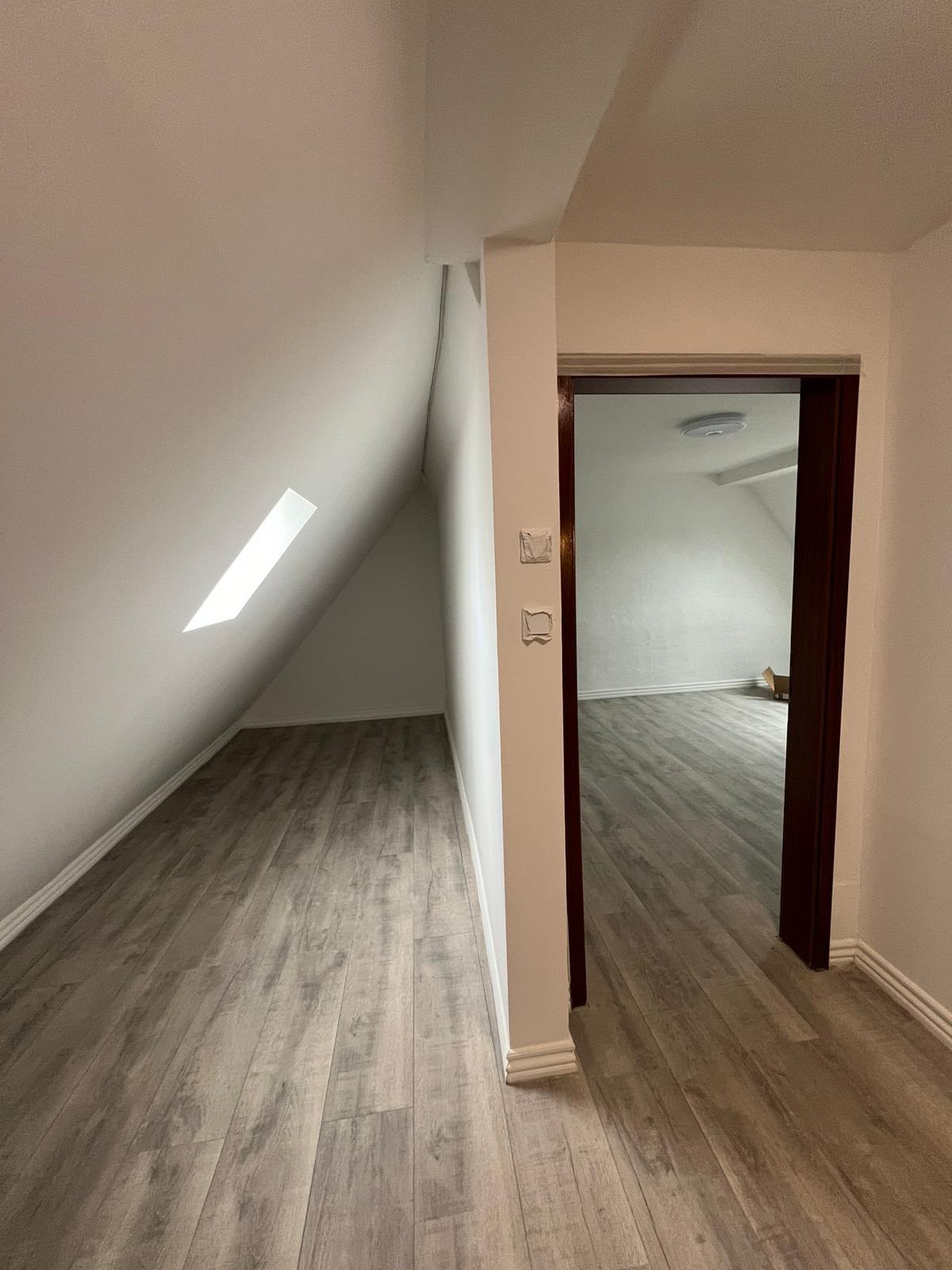 Dachgeschossflur mit Dachschräge und Zugang zum Zimmer